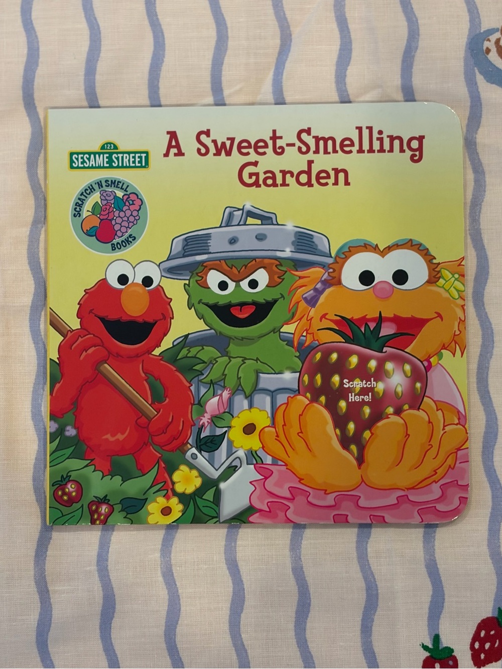Sesame Street Scratch ‘n Smell Board Book: A Sweet-Smelling Garden 🌿🍓🌼
